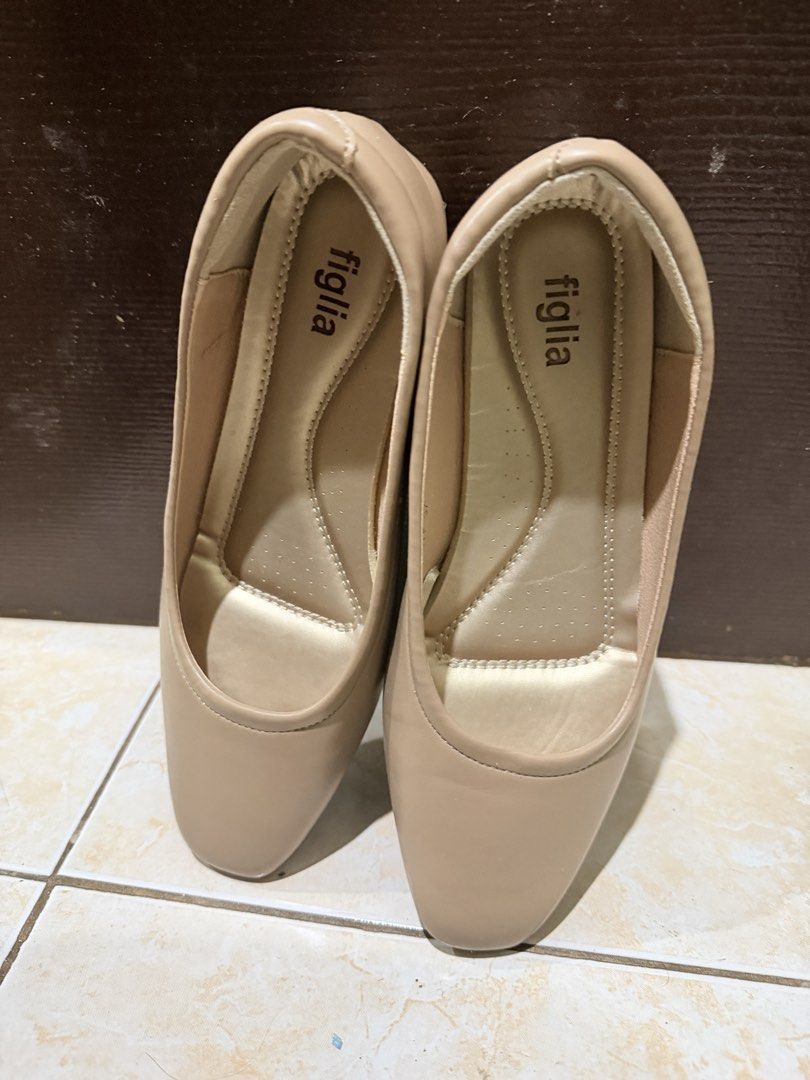 Figlia Dwight Nude Flats Size 37 (Category: Flats & Sandals) located in Manila. Submitted by julyna459 (Listing ID 1466007819, Image 1). Description: - Brand: Figlia (Model: Dwight) - Size: 37 - Color: Versatile nude - Style: Slip-on flats with low heels - Comfort: Cushioned insoles for all-day wear - Condition: Clean inside and out - Ideal for: Daily use or work outfits.