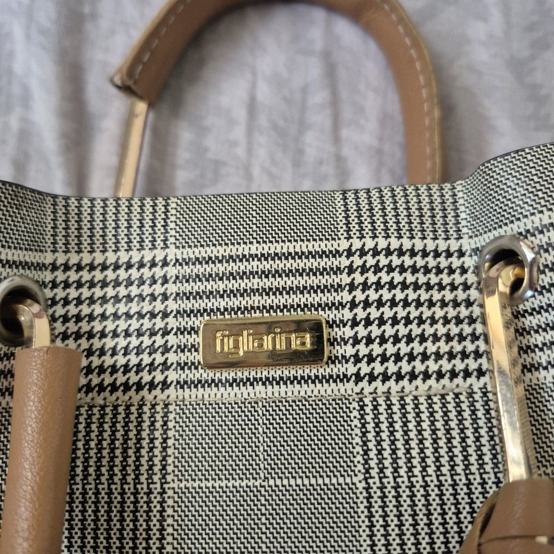 Figliarina Handbag w/ strap (Category: Luxury Bags & Wallets) located in Tacloban City. Submitted by calladaine (Listing ID 1466020931, Image 2). Description: preloved handbag w/ strap brand: Figliarina would love to keep but zipper is broken.