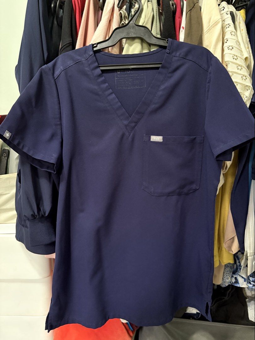 FIGS CATARINA SCRUBS TOP (Category: Others Tops) located in San Marcelino. Submitted by abyanggg (Listing ID 1466017728, Image 1). Description: Figs Navy blue Catarina top XS B38 S15 L26 1 pocket Issue: signs of usage, all goods No discoloration or other issue.