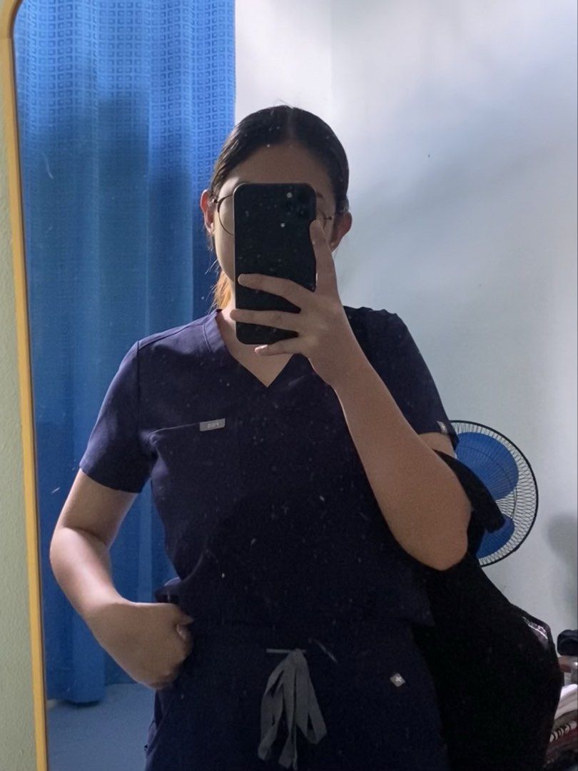 FIGS CATARINA SCRUBS TOP (Category: Others Tops) located in San Marcelino. Submitted by abyanggg (Listing ID 1466017728, Image 3). Description: Figs Navy blue Catarina top XS B38 S15 L26 1 pocket Issue: signs of usage, all goods No discoloration or other issue.