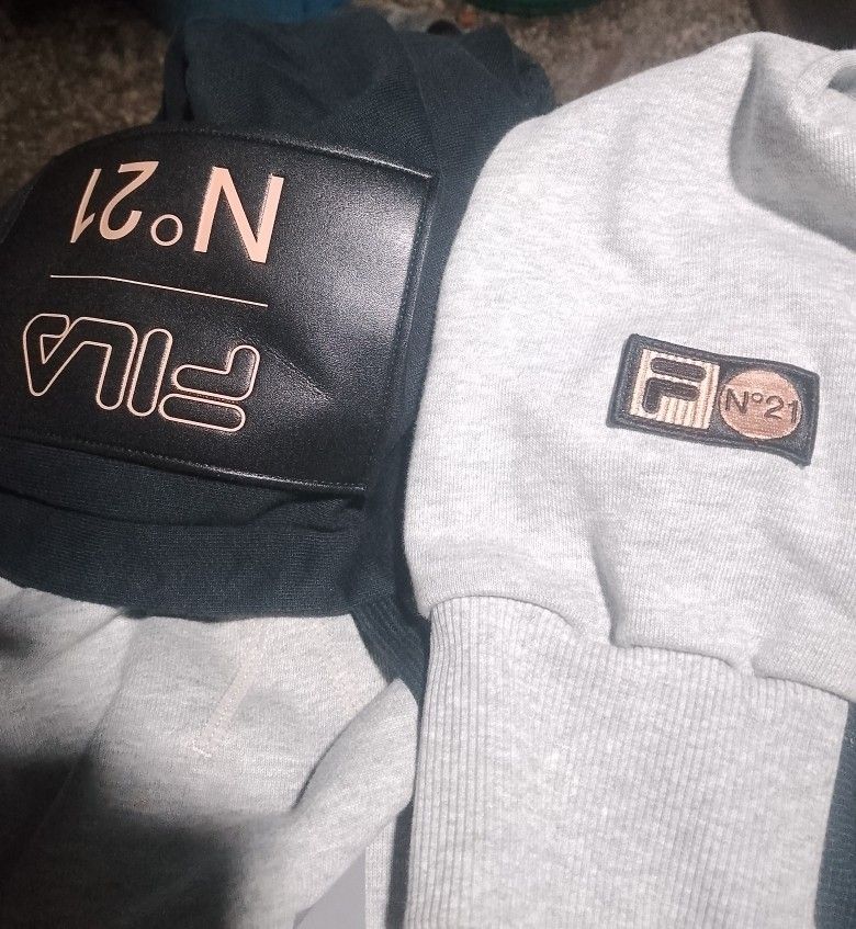 FILA x N°21 (Category: Coats, Jackets and Outerwear) located in Taguig. Submitted by cloude.70 (Listing ID 1466099248, Image 1). Description: FILA x N°21 Oversized Hoodie > Size M on tag, fits L-XL oversized > Authentic - with peach tag & embossed neckline > No crack print, good condition 9,500 tapus negotiable - lagay mo "RARE, LIMITED, DISCONTINUED" para sa collector..