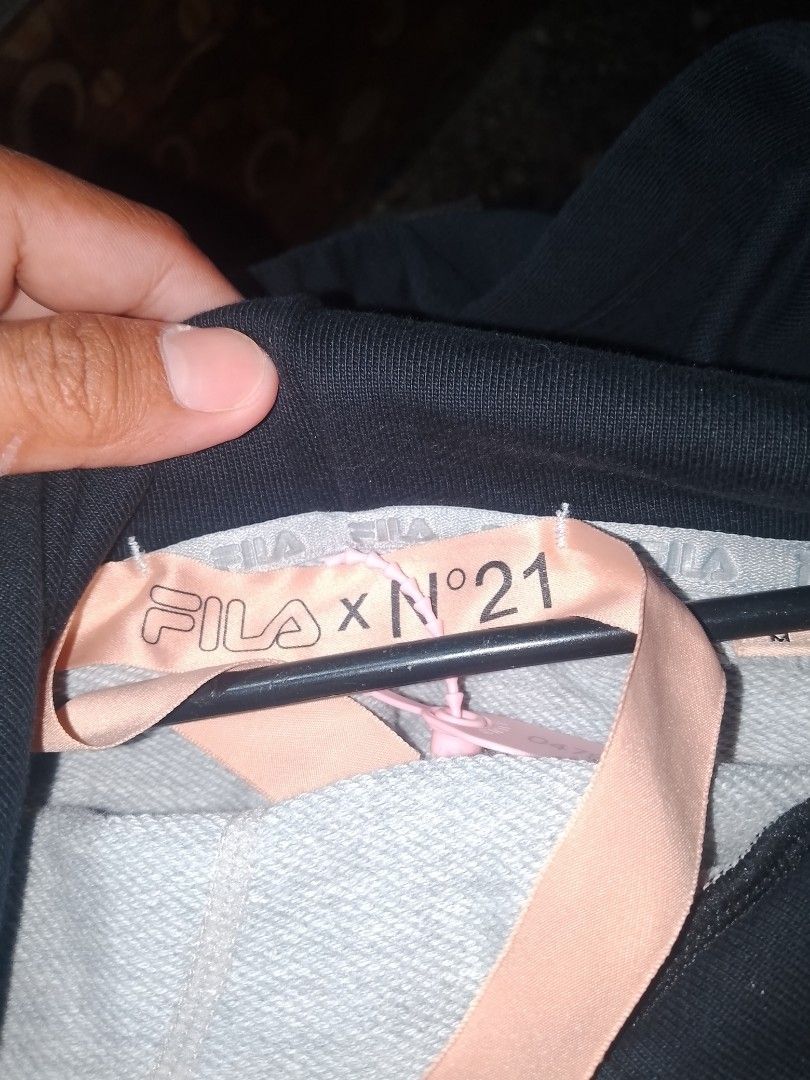 FILA x N°21 (Category: Coats, Jackets and Outerwear) located in Taguig. Submitted by cloude.70 (Listing ID 1466099248, Image 3). Description: FILA x N°21 Oversized Hoodie > Size M on tag, fits L-XL oversized > Authentic - with peach tag & embossed neckline > No crack print, good condition 9,500 tapus negotiable - lagay mo "RARE, LIMITED, DISCONTINUED" para sa collector..