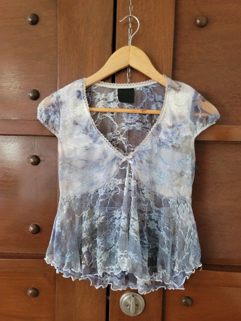 FIXED PRICE! Preloved Y2K Lace Mesh Top (Category: Others Tops) located in Quezon City. Submitted by justdeclutter_ (Listing ID 1466088821, Image 2). Description: XS/S frames, from US Good condition, signs of use Etiketa - faded brand name, wash tag - made in Mexico Bawal po sa maarte 🔷PLEASE READ: Items are preloved and in good quality unless stated otherwise. ✨ ❌ NO when worn ❌ NO haggling ❌ NO meet-ups ❌ NO rush shipping & requesting of couri