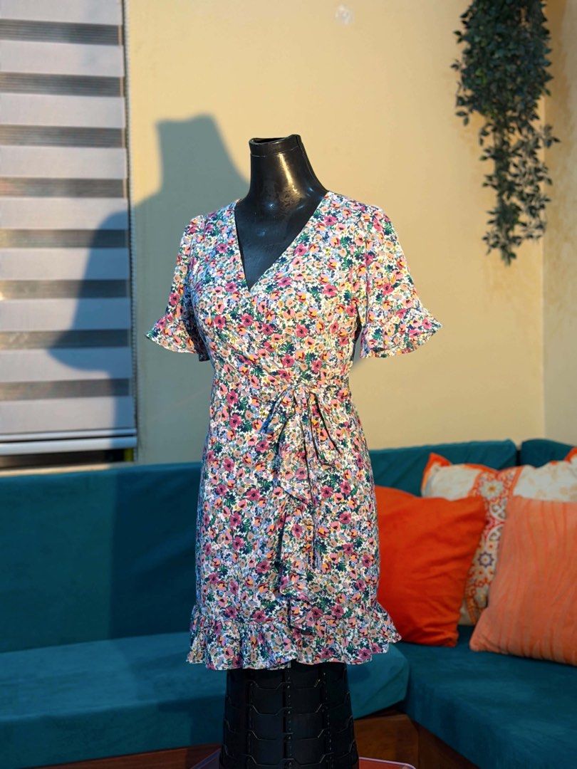 Floral Wrap Dress (Category: Dresses) located in San Pablo. Submitted by akari_kin (Listing ID 1466153175, Image 1). Description: .