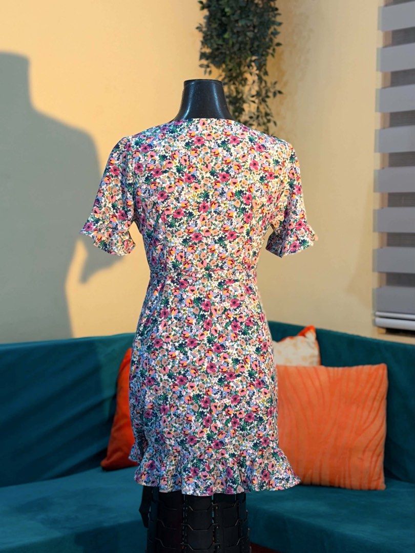 Floral Wrap Dress (Category: Dresses) located in San Pablo. Submitted by akari_kin (Listing ID 1466153175, Image 2). Description: .
