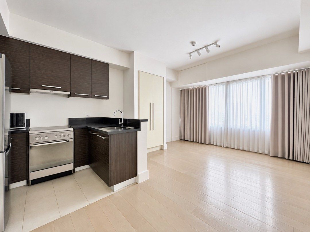 FOR RENT Studio at Proscenium Rockwell (Lincoln Tower) (Category: Apartments & Condos) located in Pasig City. Submitted by TaufuChan (Listing ID 1466051621, Image 1). Description: Floor Area 32 sqm Furnishing Semi Furnished Pet Friendly Yes Description STUDIO FOR RENT 32sqm Php37k/month LOCATION Lincoln Tower Proscenium at Rockwell Makati Semi Furnished Appliances: AC, Washer Dryer, Refrigerator, Oven, Stove, Rangehood, Microwave Bed Frame and Ma