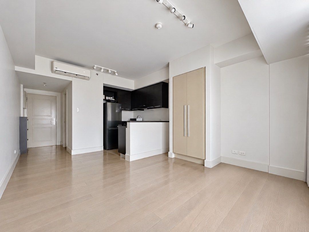 FOR RENT Studio at Proscenium Rockwell (Lincoln Tower) (Category: Apartments & Condos) located in Pasig City. Submitted by TaufuChan (Listing ID 1466051621, Image 2). Description: Floor Area 32 sqm Furnishing Semi Furnished Pet Friendly Yes Description STUDIO FOR RENT 32sqm Php37k/month LOCATION Lincoln Tower Proscenium at Rockwell Makati Semi Furnished Appliances: AC, Washer Dryer, Refrigerator, Oven, Stove, Rangehood, Microwave Bed Frame and Ma