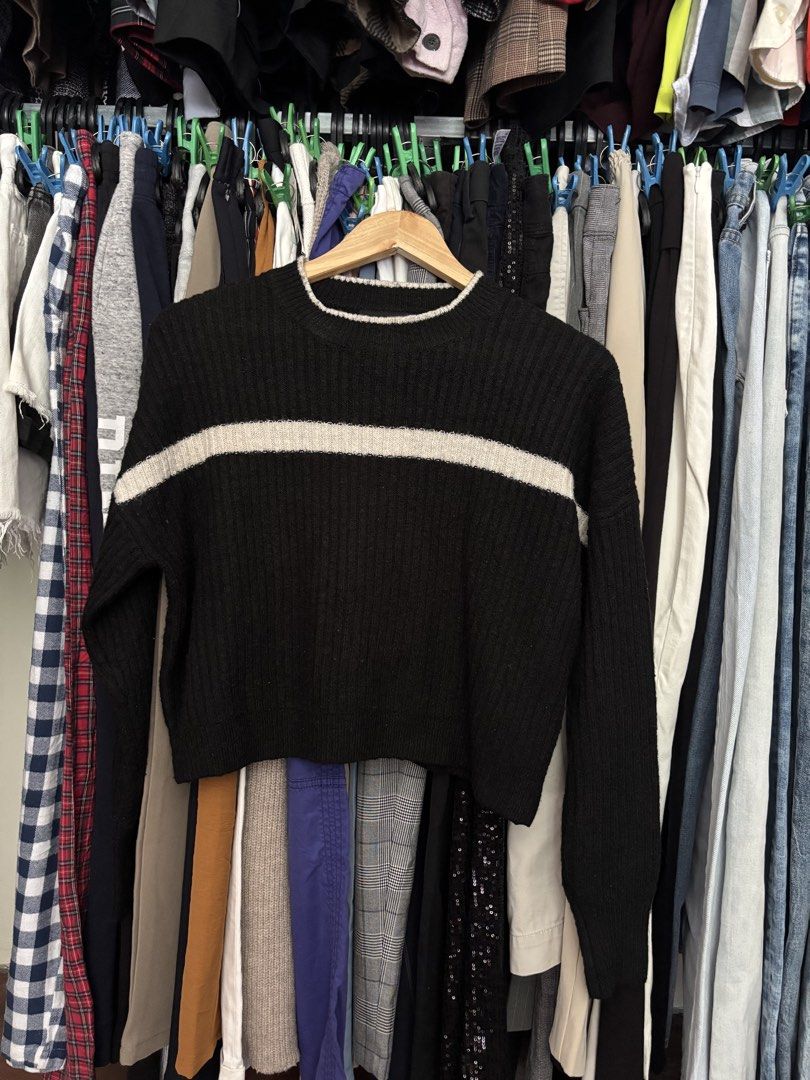 forever 21 knitted longsleeve (Category: Longsleeves) located in Pila. Submitted by isabelasthriftclothes (Listing ID 1466114938, Image 1). Description: .