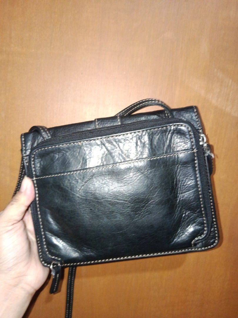 Fossil sling wallet bag (Category: Cross-body Bags) located in Legazpi City. Submitted by coolfalcon_52838b (Listing ID 1466067903, Image 2). Description: Brand Fossil sling wallet bag color :black material: Genuine leather vintage style bag magnetic closure with card slots and coins still negotiable 💵 gotyme bank 🚚 JNT 🏠Daraga Albay SF shouldered by buyer.