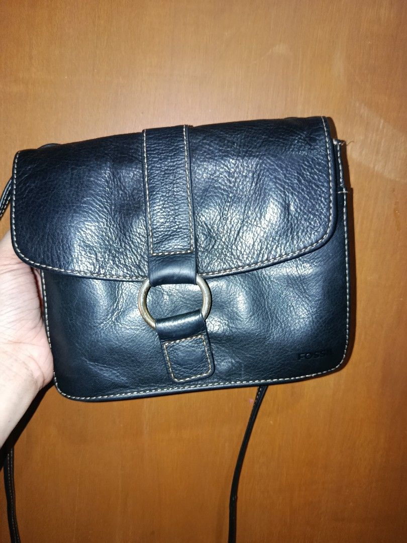 Fossil sling wallet bag (Category: Cross-body Bags) located in Legazpi City. Submitted by coolfalcon_52838b (Listing ID 1466067903, Image 1). Description: Brand Fossil sling wallet bag color :black material: Genuine leather vintage style bag magnetic closure with card slots and coins still negotiable 💵 gotyme bank 🚚 JNT 🏠Daraga Albay SF shouldered by buyer.