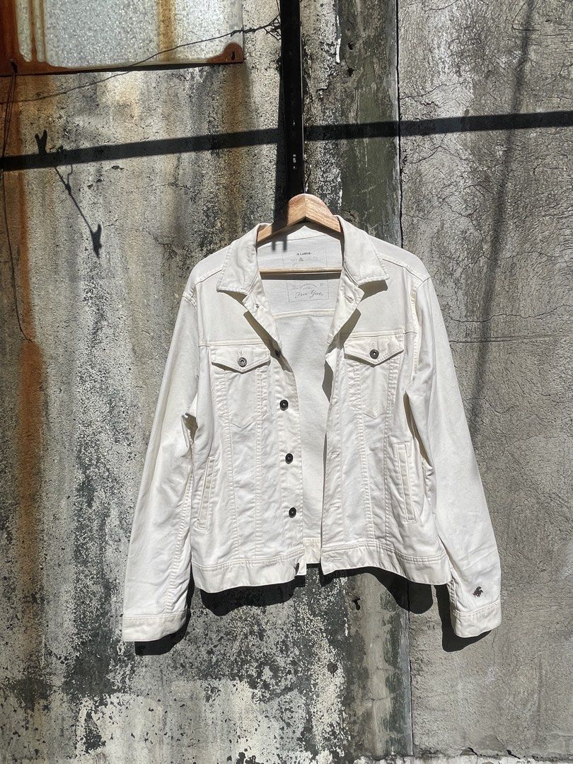 Free Gate White Denim Jacket XL (Category: Coats, Jackets and Outerwear) located in Pasay City. Submitted by qptingz (Listing ID 1466031099, Image 1). Description: - Brand: Free Gate - Color: Off-white - Size: XL - Style: Button-up denim jacket with classic collar - Pockets: Chest pockets and side welt pockets - Details: Branded metal buttons throughout - Material: Sturdy cotton construction with a great fit.