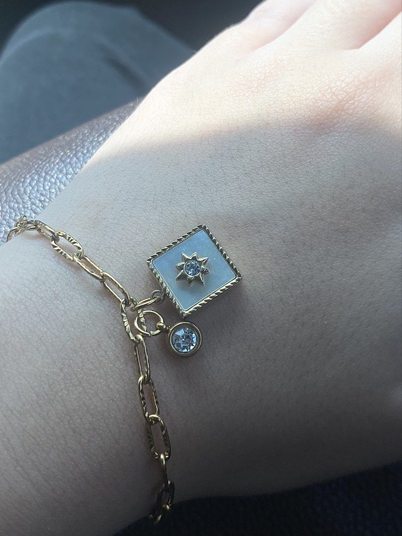 FREE SF Paperclip Charm Bracelet (Category: Bracelets) located in Tagbilaran City. Submitted by rianena (Listing ID 1465980312, Image 1). Description: got this from a pop-up by Dear Aure. really cute but i realized this was an impulse purchase as bracelets aren’t really my thing. features a mini paperclip chain with two charms..
