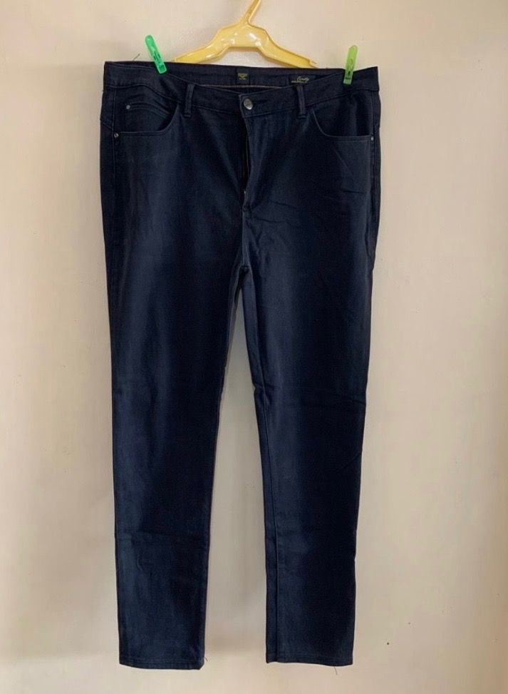 Freego Pants Womens (Category: Jeans) located in Valenzuela. Submitted by clickandshoppreloved (Listing ID 1465967923, Image 1). Description: Freego Pants Womens Original, Onhand 34 Size On Tag Waist : 34in Height: 39 Color : Black (Issue: Stitch back part, see lastpic).