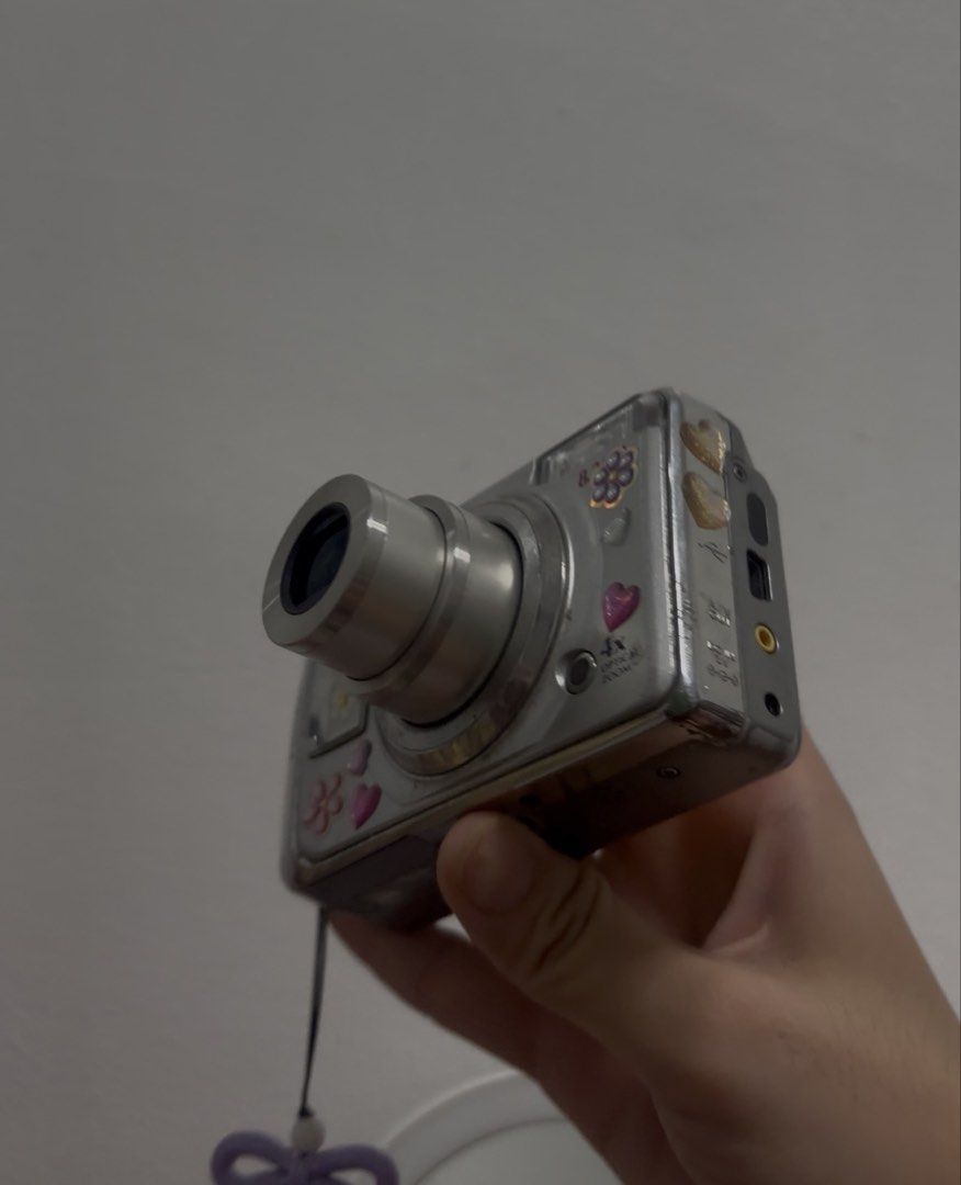 Fujifilm FinePix A820 Digital Camera 📸 (Category: Cameras) located in Caloocan City. Submitted by isabellz._miwiw (Listing ID 1461679440, Image 3). Description: Selling my Fujifilm FinePix A820 in silver — cute vintage/Y2K digicam! ✨ • 8.3MP • 4x optical zoom • Uses AA batteries 🔋 • Comes with wrist strap • Issue: LCD has burn-in,but it does NOT affect the camera’s photo output or image quality. • Has visible signs of use/scratches • Selling as