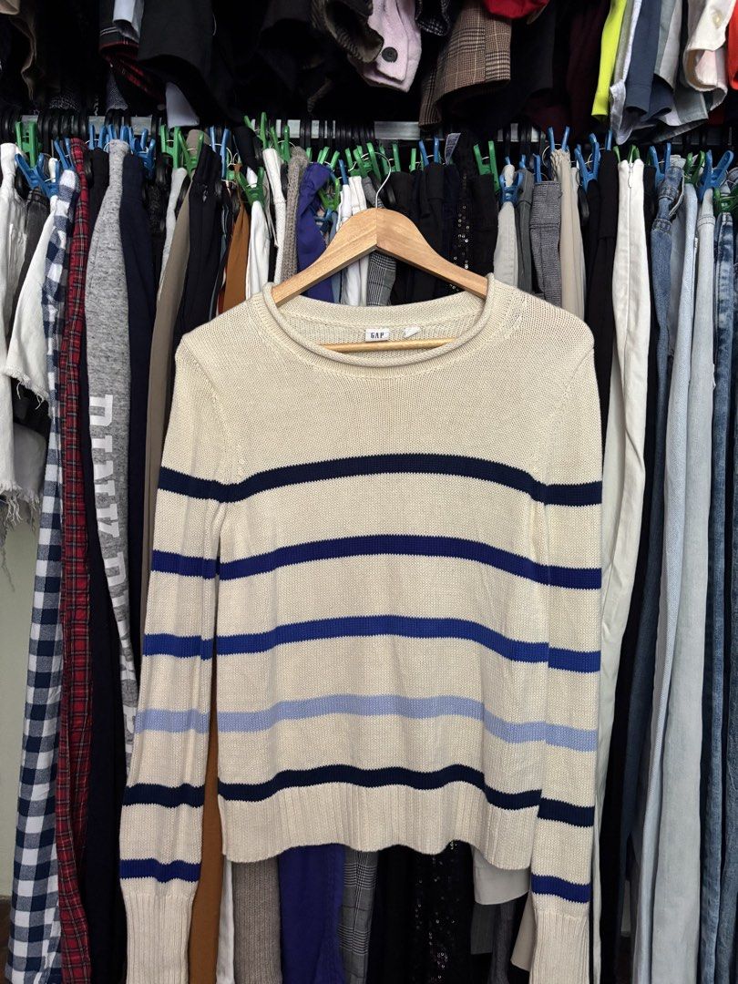 GAP knitted longsleeve (Category: Longsleeves) located in Pila. Submitted by isabelasthriftclothes (Listing ID 1466110660, Image 1). Description: .