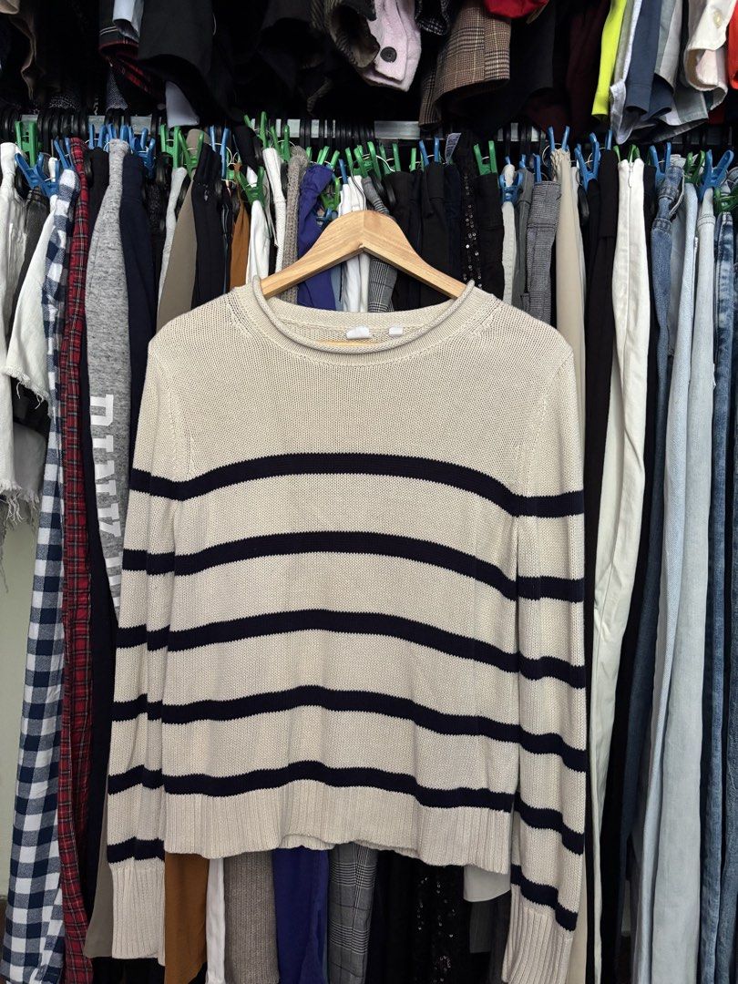 GAP knitted longsleeve (Category: Longsleeves) located in Pila. Submitted by isabelasthriftclothes (Listing ID 1466110979, Image 1). Description: .