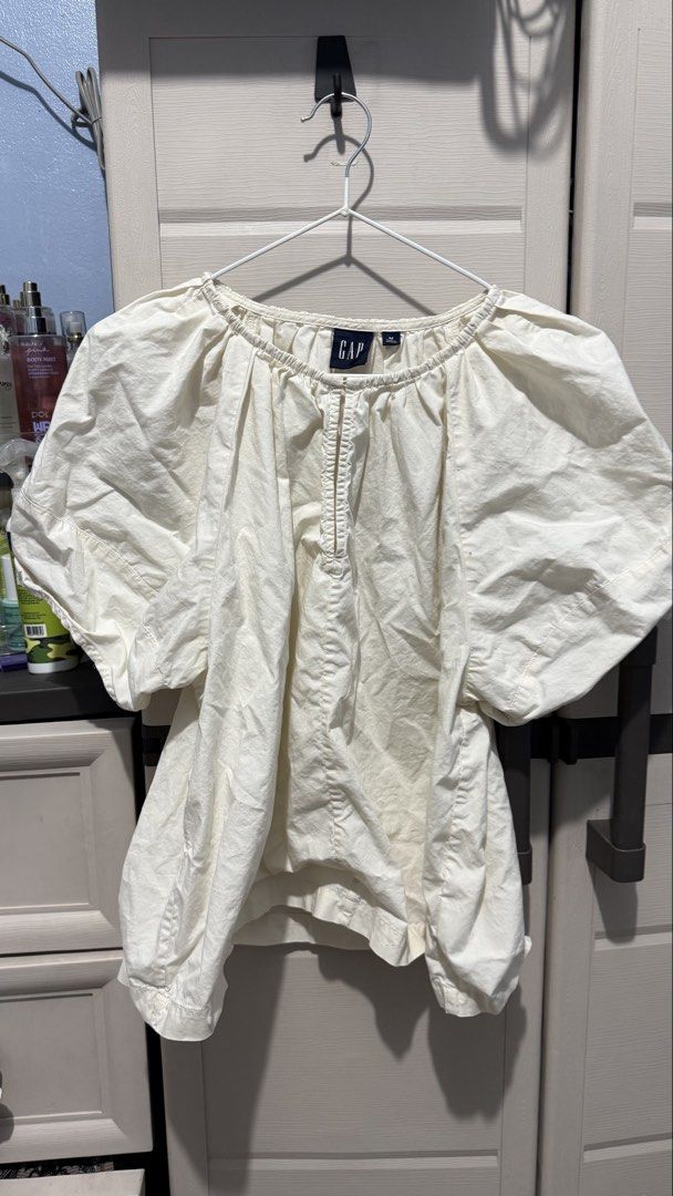 Gap Linen Puff Sleeves Top (Category: Blouses) located in Quezon City. Submitted by dinesaur (Listing ID 1466062441, Image 1). Description: .