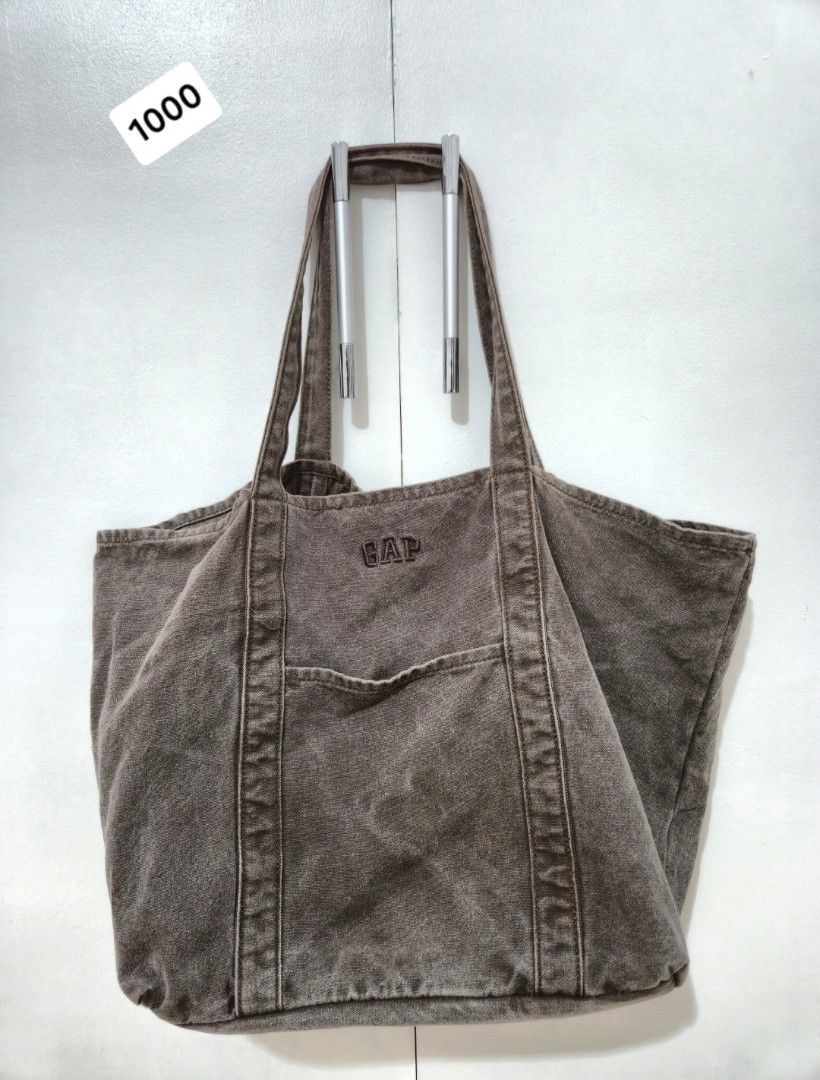 Gap Tote Bag (Category: Tote Bags) located in Manila. Submitted by yoongi.zurc (Listing ID 1465853142, Image 1). Description: rfs: decluttering.