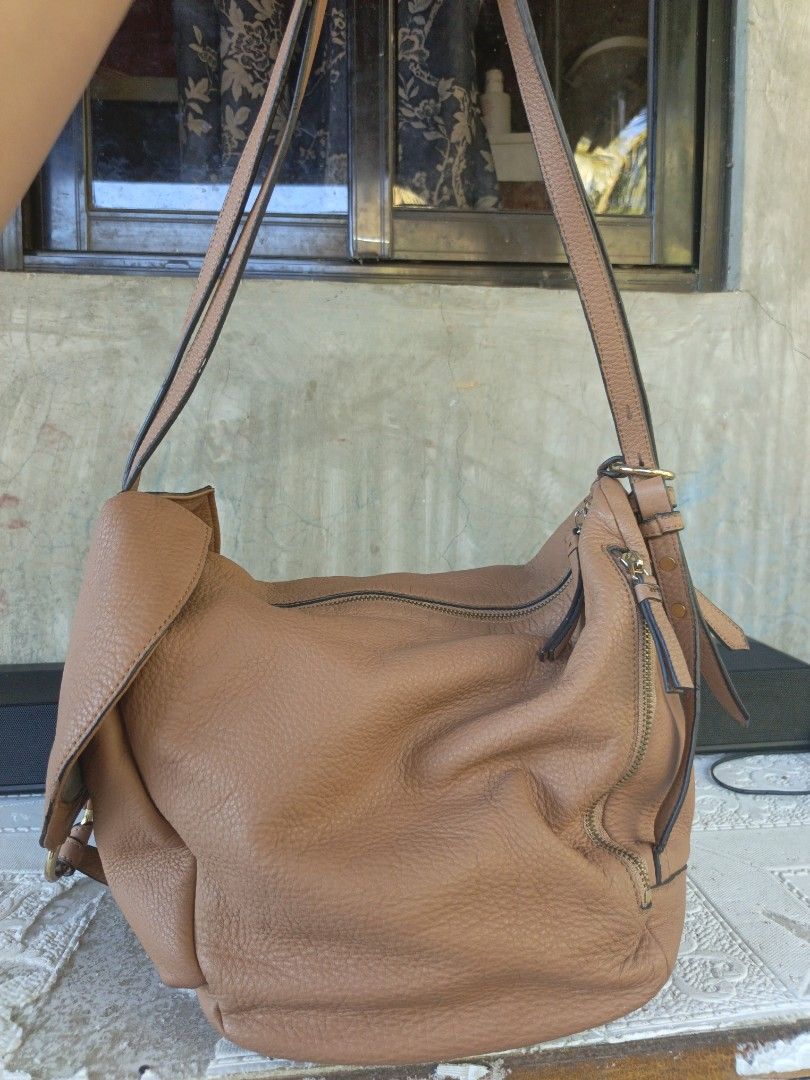 Genuine leather two way shoulder/backpacl (Category: Shoulder Bags) located in Quezon, Isabela. Submitted by ukay-ukaybylyn (Listing ID 1466153131, Image 1). Description: super ganda😍 solid ang leather I think medium size na ito marami kang mailalagay dito.