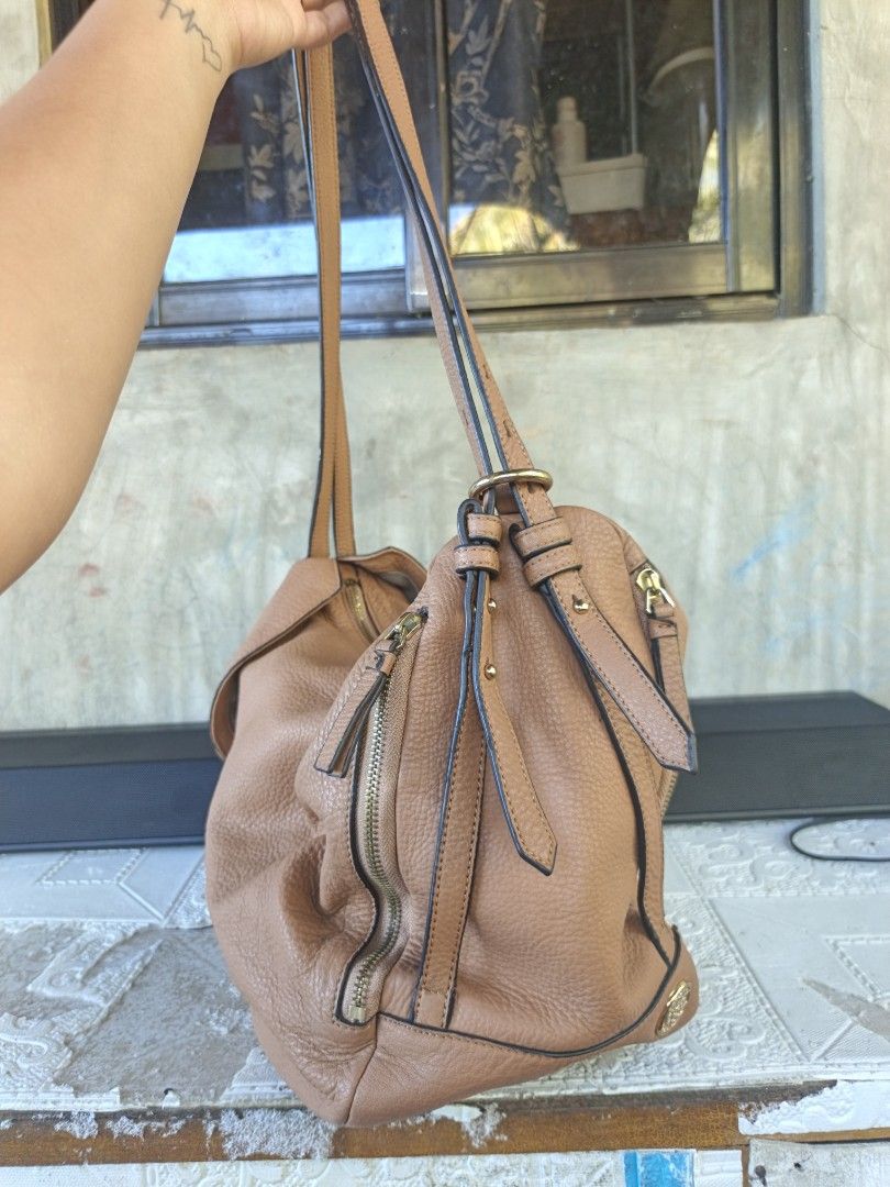 Genuine leather two way shoulder/backpacl (Category: Shoulder Bags) located in Quezon, Isabela. Submitted by ukay-ukaybylyn (Listing ID 1466153131, Image 3). Description: super ganda😍 solid ang leather I think medium size na ito marami kang mailalagay dito.