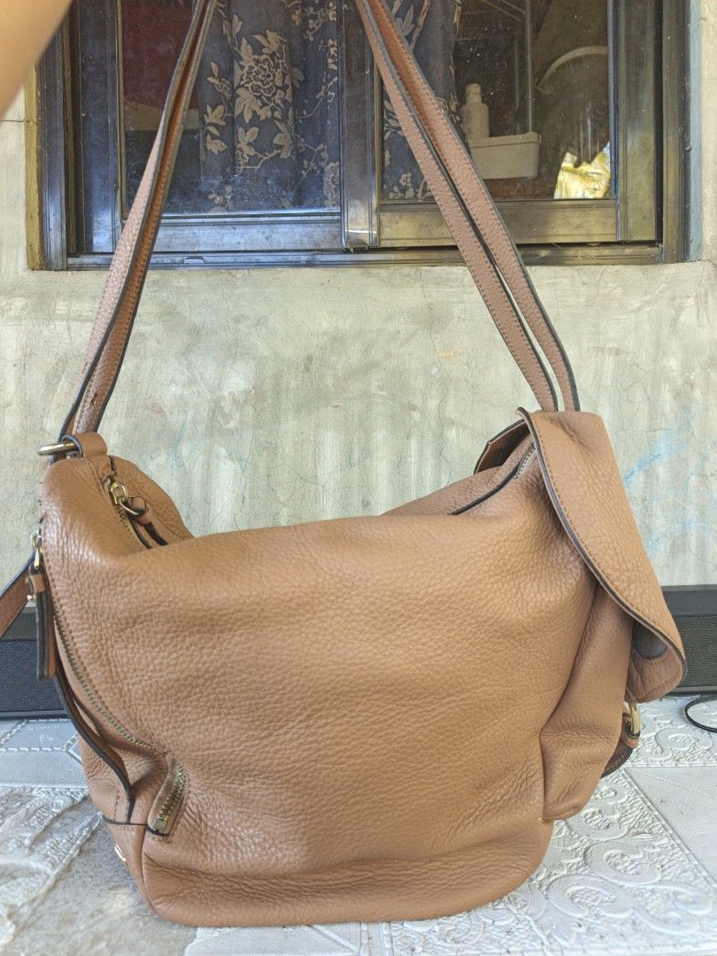 Genuine leather two way shoulder/backpacl (Category: Shoulder Bags) located in Quezon, Isabela. Submitted by ukay-ukaybylyn (Listing ID 1466153131, Image 2). Description: super ganda😍 solid ang leather I think medium size na ito marami kang mailalagay dito.
