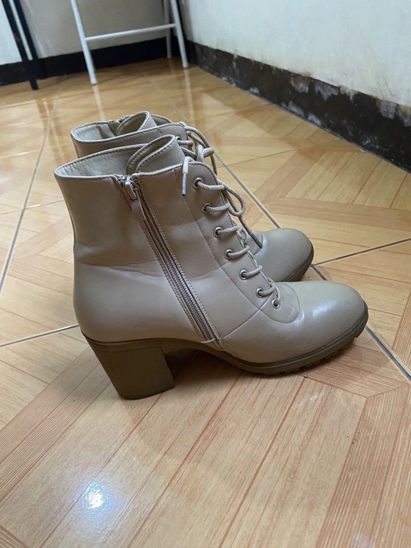 Gibi boots (Category: Boots) located in Pasig City. Submitted by avery4444 (Listing ID 1466152039, Image 1). Description: Twice lang nagamit for event, nastock nalang sa shoe rack.