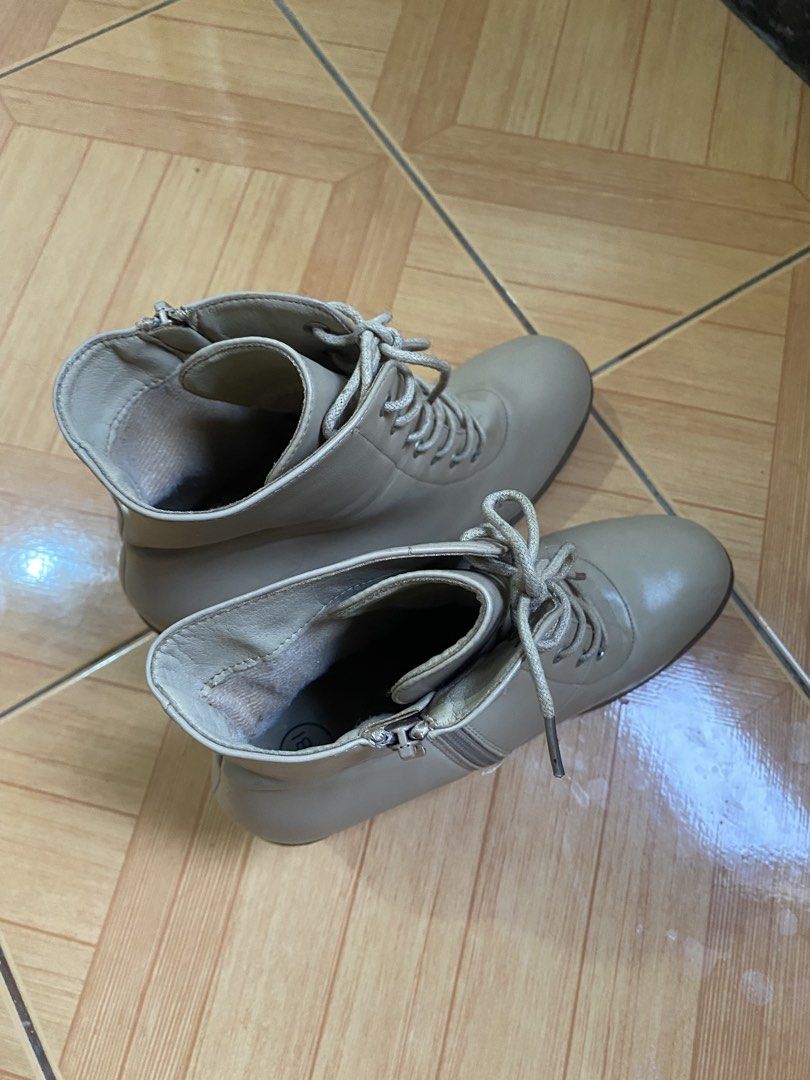 Gibi boots (Category: Boots) located in Pasig City. Submitted by avery4444 (Listing ID 1466152039, Image 2). Description: Twice lang nagamit for event, nastock nalang sa shoe rack.