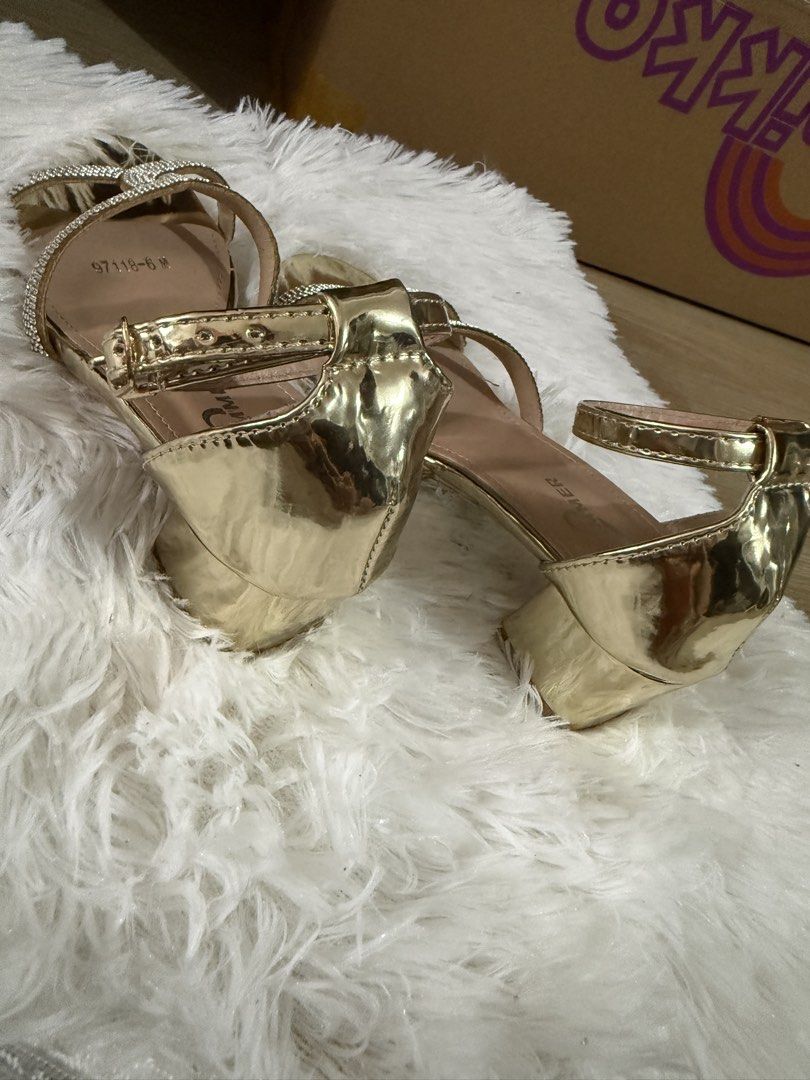 Gold Kids Sandals (Category: Babies & Kids Fashion) located in Antipolo. Submitted by marj_11 (Listing ID 1466018518, Image 2). Description: eur31 19-20cm.