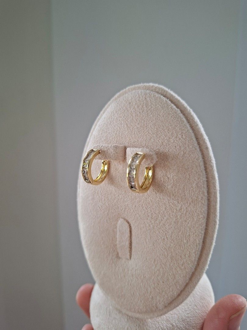 Gold Small Huggies Earrings with White Crystals (Category: Earrings) located in Dasmarinas. Submitted by danabrie22 (Listing ID 1466056648, Image 2). Description: very well-made, excellent crafstmanship 10/10 condition brand new stainless steel & white-colored cubic zirconia stones made in Hongkong.