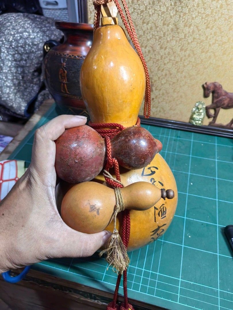 Gourd - Natural Decorative Gourd (Category: Other Home Decor) located in Cebu City. Submitted by dudes_villanueva (Listing ID 1466110913, Image 3). Description: Gourd - Natural Decorative Gourd (hyotan) 📌 Featuring an ink-painted figure and a tied red cord, accompanied by a small wooden mask carving. 📌 Hyōtan is deeply tied to folklore and functions as a powerful symbol of good luck and protection. Diameter Base : 6 in Height : 12 in.