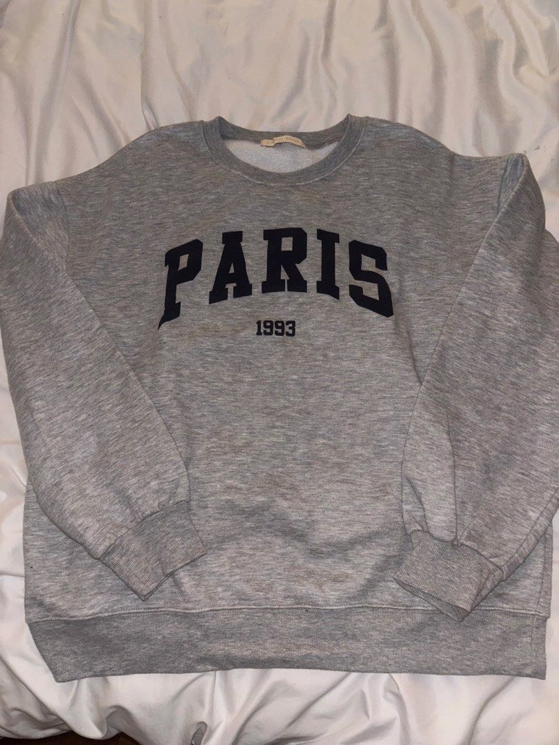 Gray Oversized Crewneck Sweater (Category: Longsleeves) located in Muntinlupa City. Submitted by shigglegitter27 (Listing ID 1466123354, Image 1). Description: Gray Oversized Crewneck Sweater • Size: M • No stains or defects, worn once!! • From: South Korea.