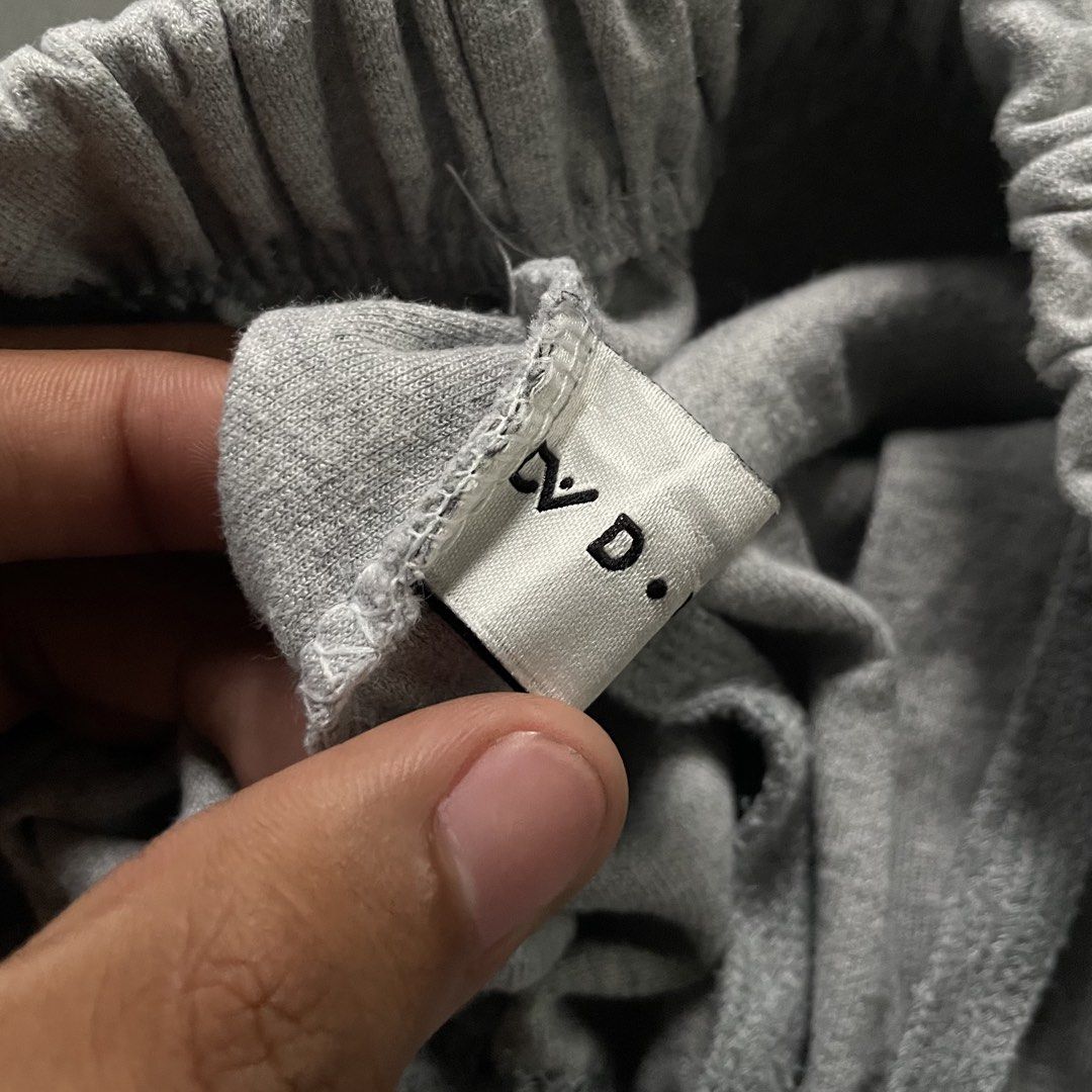 GRAY SWEATSHORT (Category: Shorts) located in Liloan. Submitted by retro_ken_finds (Listing ID 1465966882, Image 3). Description: 🔻Details🔻 GRAY SWEATSHORT (1) 📐𝐌𝐞𝐚𝐬𝐮𝐫𝐞𝐦𝐞𝐧𝐭 ( 𝒊𝒏 𝒊𝒏𝒄𝒉𝒆𝒔 ) ᴡᴀɪꜱᴛ: free | ʟᴇɴɢᴛʜ: 20 | ʜᴇᴍ: 14 • ᴄᴏɴᴅɪᴛɪᴏɴ: 9/10 • ᴄᴏʟᴏʀ ʀᴀᴛᴇ: 9/10 _______________________________ 🅼🅸🅽🅴: 400.