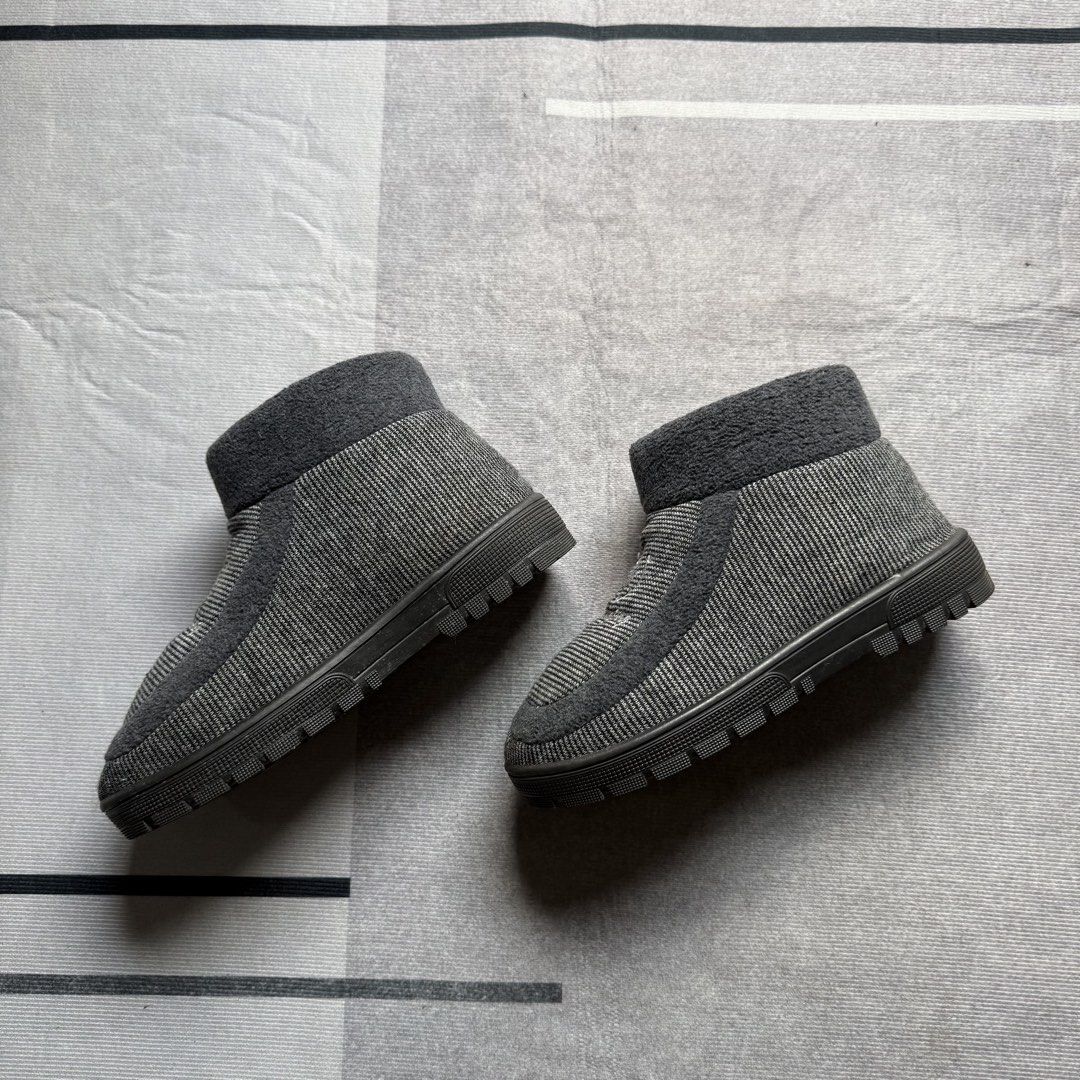 Grey knit ankle boots (Category: Boots) located in Baguio. Submitted by puss_n_boots2600 (Listing ID 1466154169, Image 2). Description: Size 45 No Flaws.