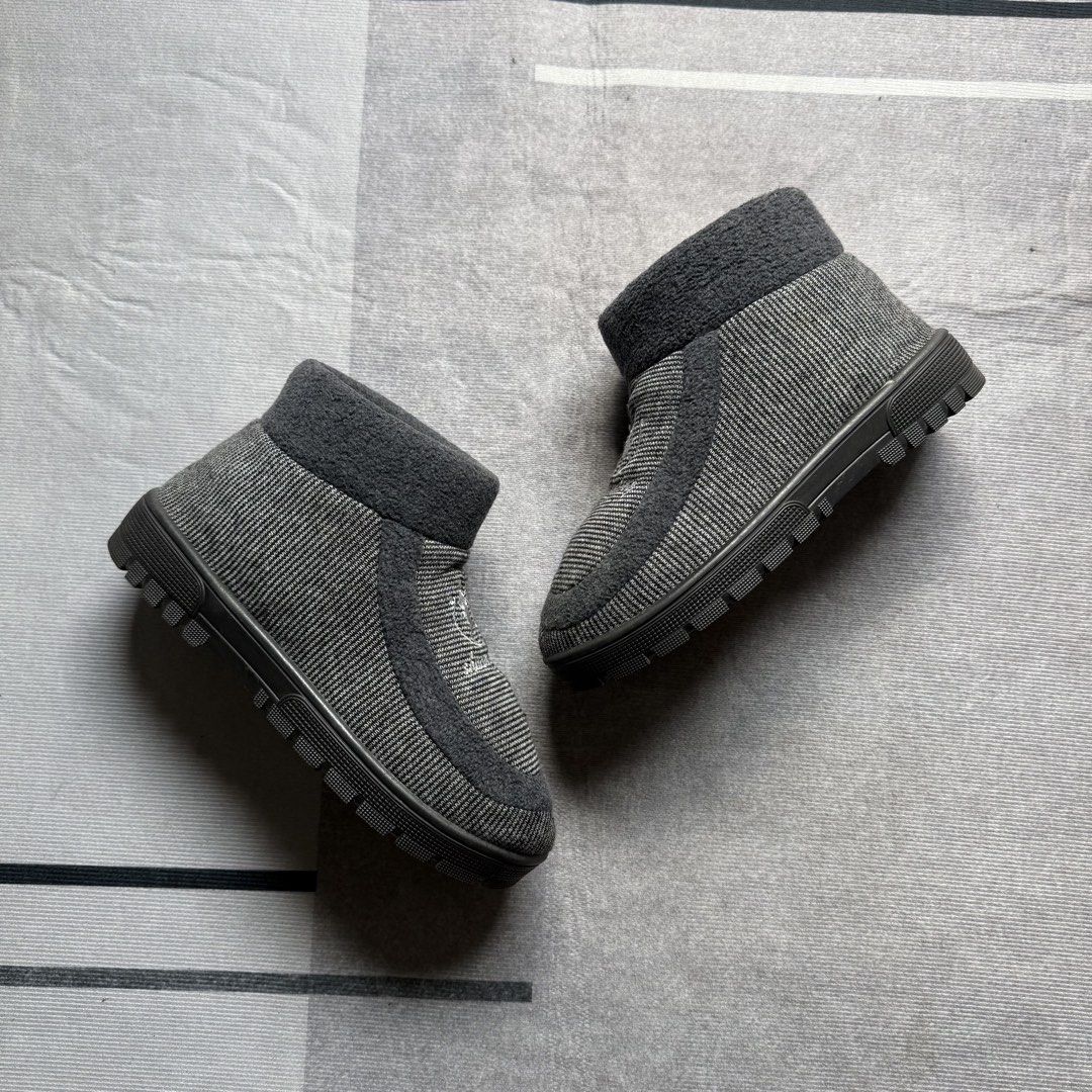 Grey knit ankle boots (Category: Boots) located in Baguio. Submitted by puss_n_boots2600 (Listing ID 1466154169, Image 1). Description: Size 45 No Flaws.