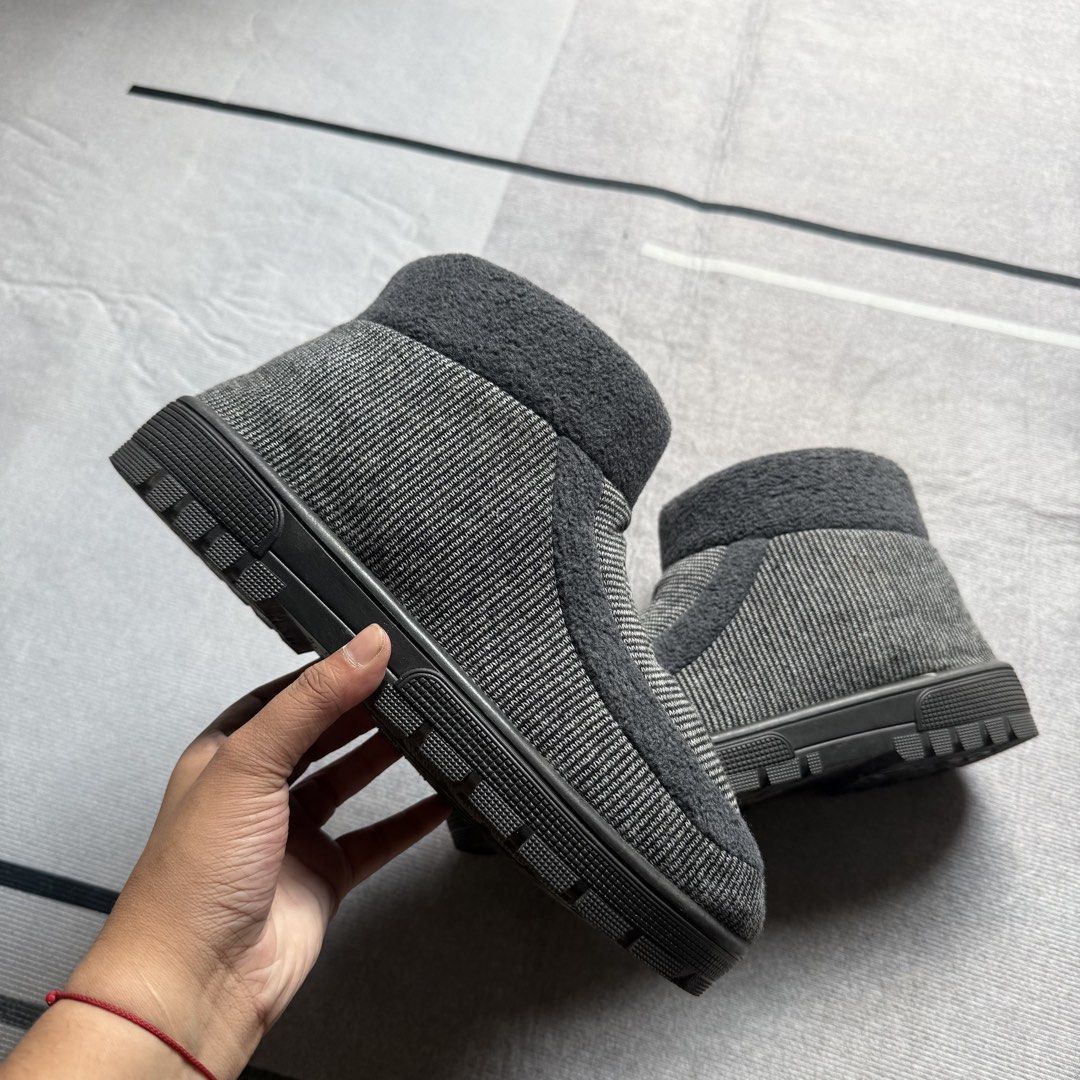 Grey knit ankle boots (Category: Boots) located in Baguio. Submitted by puss_n_boots2600 (Listing ID 1466154169, Image 3). Description: Size 45 No Flaws.