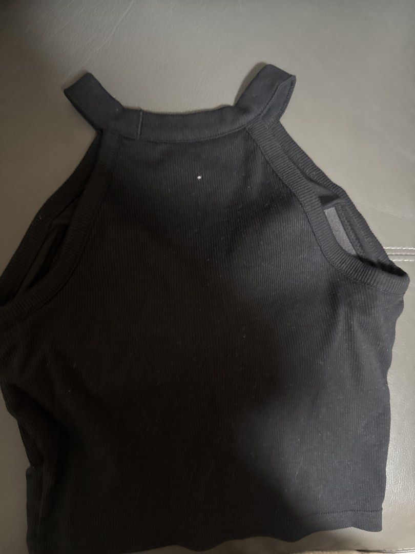 GU Black Ribbed Halter Crop Top Size S (Category: Sleeveless) located in Pasig City. Submitted by denisse014 (Listing ID 1466107171, Image 2). Description: Black ribbed halter top from GU. Size S fits heights 155-164cm and busts 75-80cm. Made from a blend of polyester, cotton, and polyurethane. High neck design with stretchy ribbed fabric throughout. Cropped length, pairs easily with high-waisted bottoms..