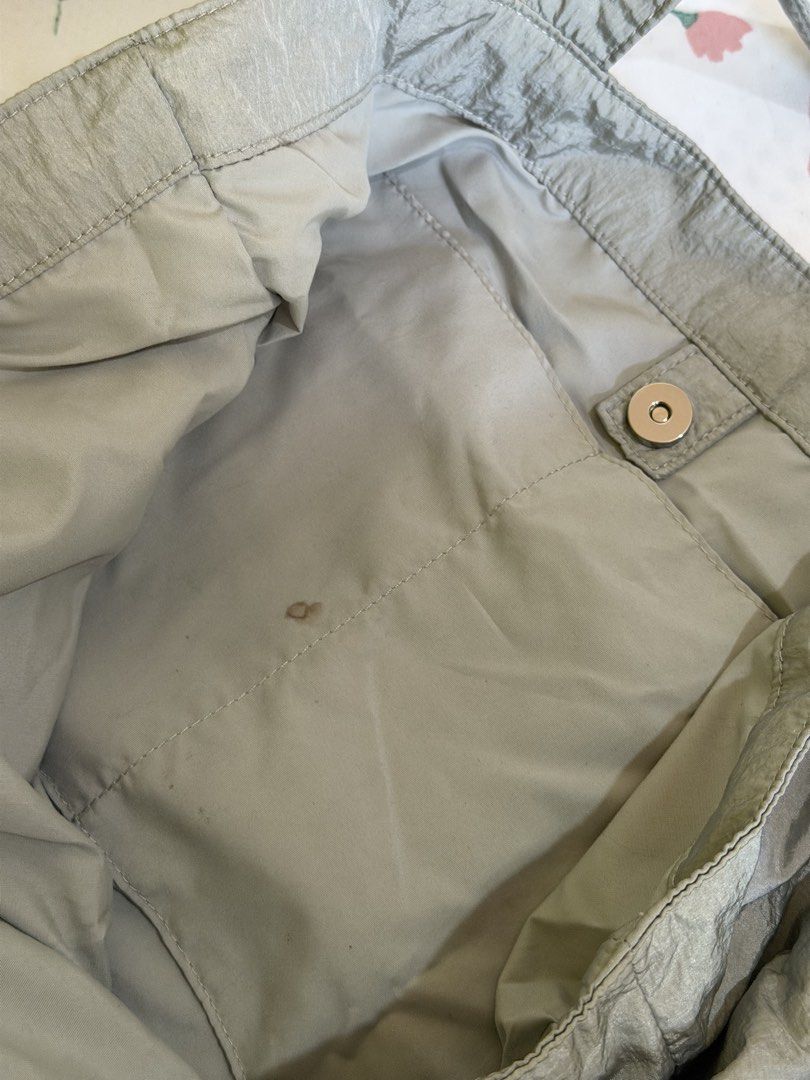 GU Gray Gathered Tote Bag (Category: Tote Bags) located in Antipolo. Submitted by dvn_sbrpn (Listing ID 1465956383, Image 2). Description: GU gathered tote bag in gray Magnet closure With small stain in interior pocket Used once as extra bag during Japan trip.