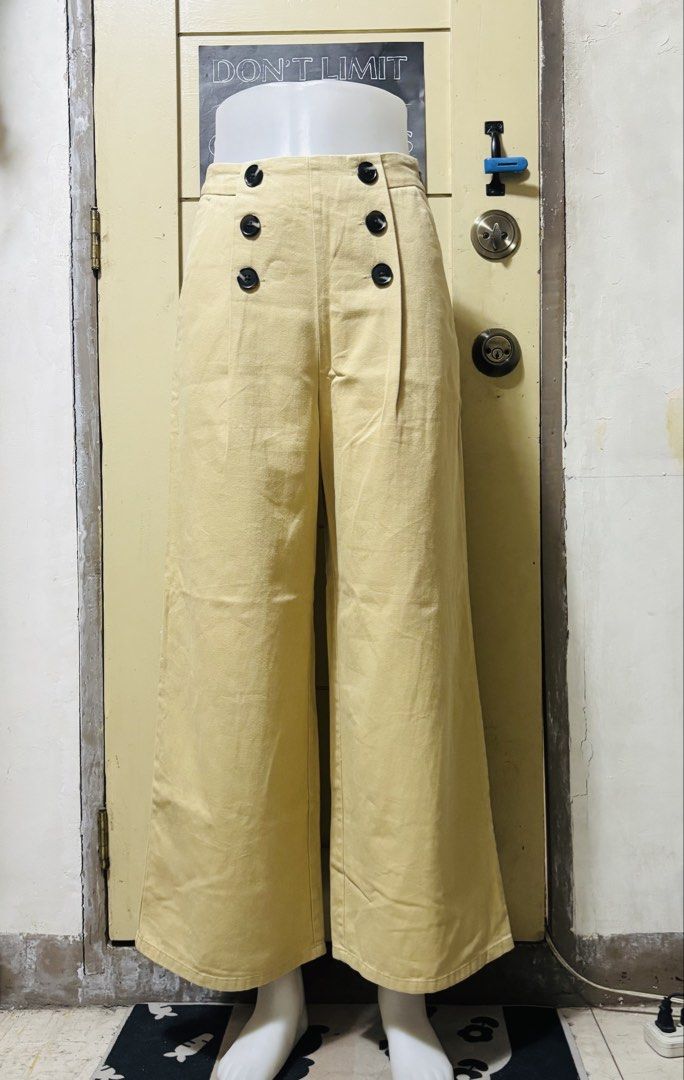 GU Wide-Leg Trousers / Pants (Category: Other Bottoms) located in Pasig City. Submitted by jie1031 (Listing ID 1465963021, Image 2). Description: GU Wide-Leg Trousers / Pants Code: 221-320373 Size on Tag: Small Waist: 24-26 Length: 36.5 Color: Yellow brown Material: polyester blend that mimics classic slacks while staying wrinkle-resistant. ₱ 300 Payment first via bank transfer BPI or BDO or Gcash * Ship via lalamove or JNT * Meet up Megamall dur