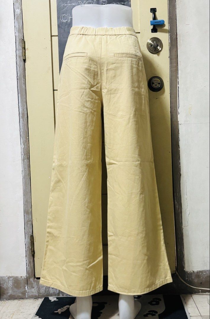 GU Wide-Leg Trousers / Pants (Category: Other Bottoms) located in Pasig City. Submitted by jie1031 (Listing ID 1465963021, Image 3). Description: GU Wide-Leg Trousers / Pants Code: 221-320373 Size on Tag: Small Waist: 24-26 Length: 36.5 Color: Yellow brown Material: polyester blend that mimics classic slacks while staying wrinkle-resistant. ₱ 300 Payment first via bank transfer BPI or BDO or Gcash * Ship via lalamove or JNT * Meet up Megamall dur