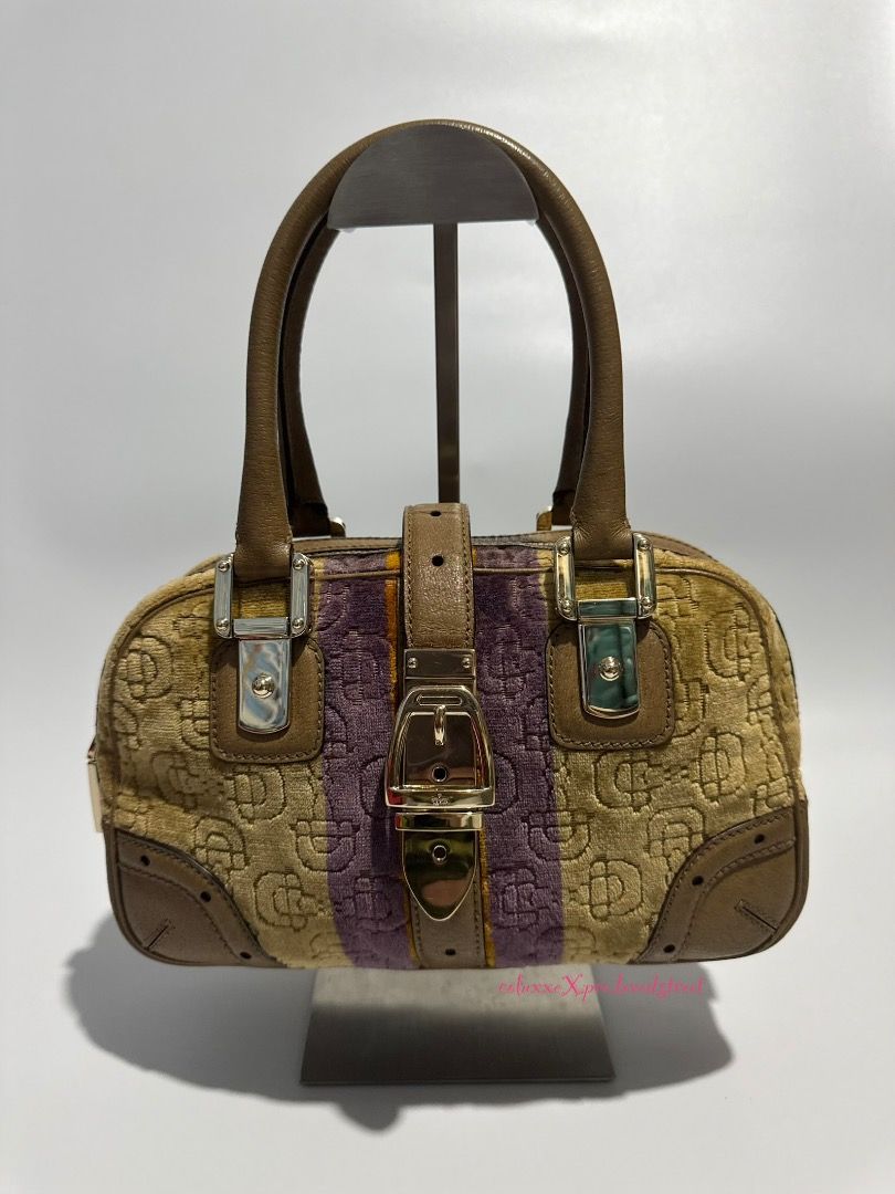 Gucci Horsebit Velor Handbag (Category: Luxury Bags & Wallets) located in Las Pinas. Submitted by coluxxexprelovedstreet1828 (Listing ID 1466140849, Image 1). Description: Authentic Gucci Horsebit Velor Handbag Rank AB Watermarks on bottom part of the bag Minimal signs of use Guaranteed authentic Negotiable Detailed pics available upon request No to meet up Courier j&t, LBC (by schedule) Lalamove/grab around metromanila SF shoulder by buyer .
