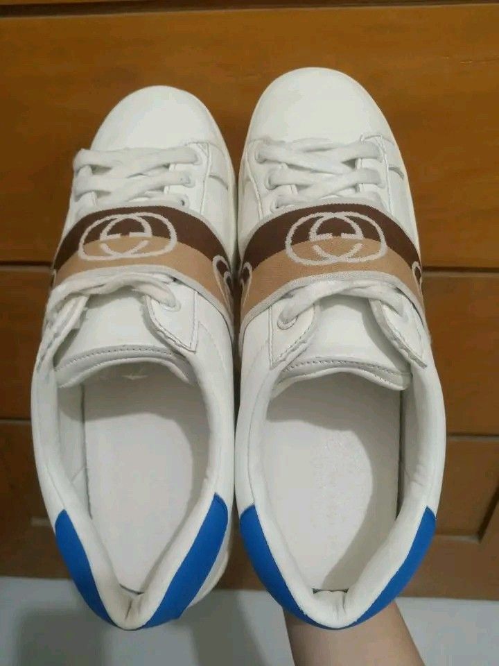 Gucci white leather and interlocking G sneakers (Category: Sneakers) located in Koronadal. Submitted by joeannmahi28609 (Listing ID 1466037915, Image 3). Description: Gucci white leather and Gucci interlocking G low top sneakers made in Italy size eur 41.5 for men only in goods condition ukay source wow ganda nito sino bet nito mine nyo na.