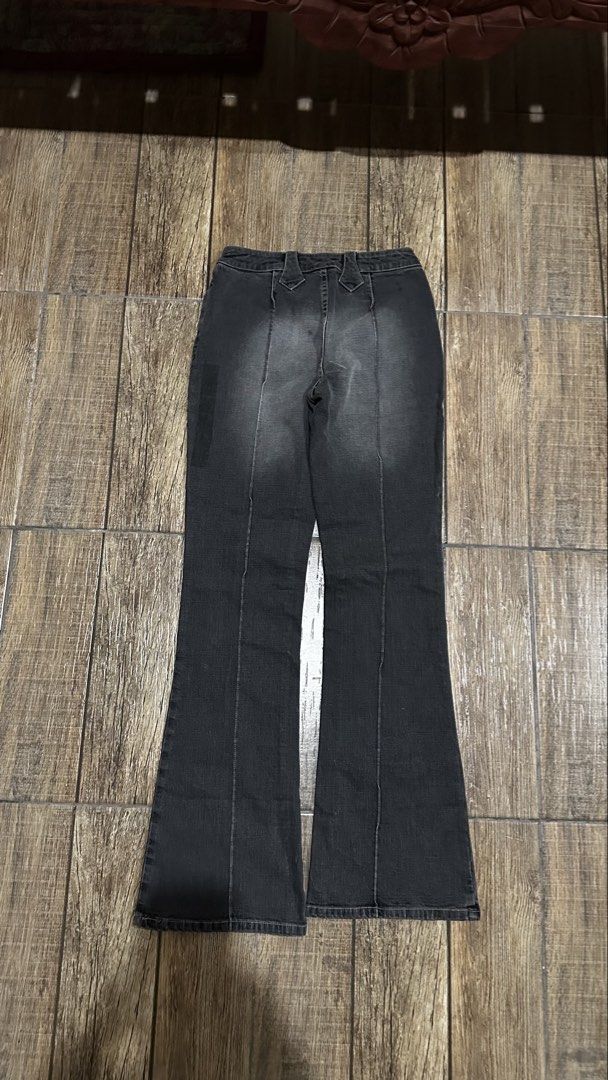 GUESS JEANS (Category: Jeans) located in Manila. Submitted by urban.vintage (Listing ID 1466022588, Image 3). Description: NONE (NEED WASH) GCASH (NO COD) SHIP VIA: LALAMOVE & J&T LOCATION: PASIG CITY LENGTH: 40 WIDTH :27 OPENING : 9.