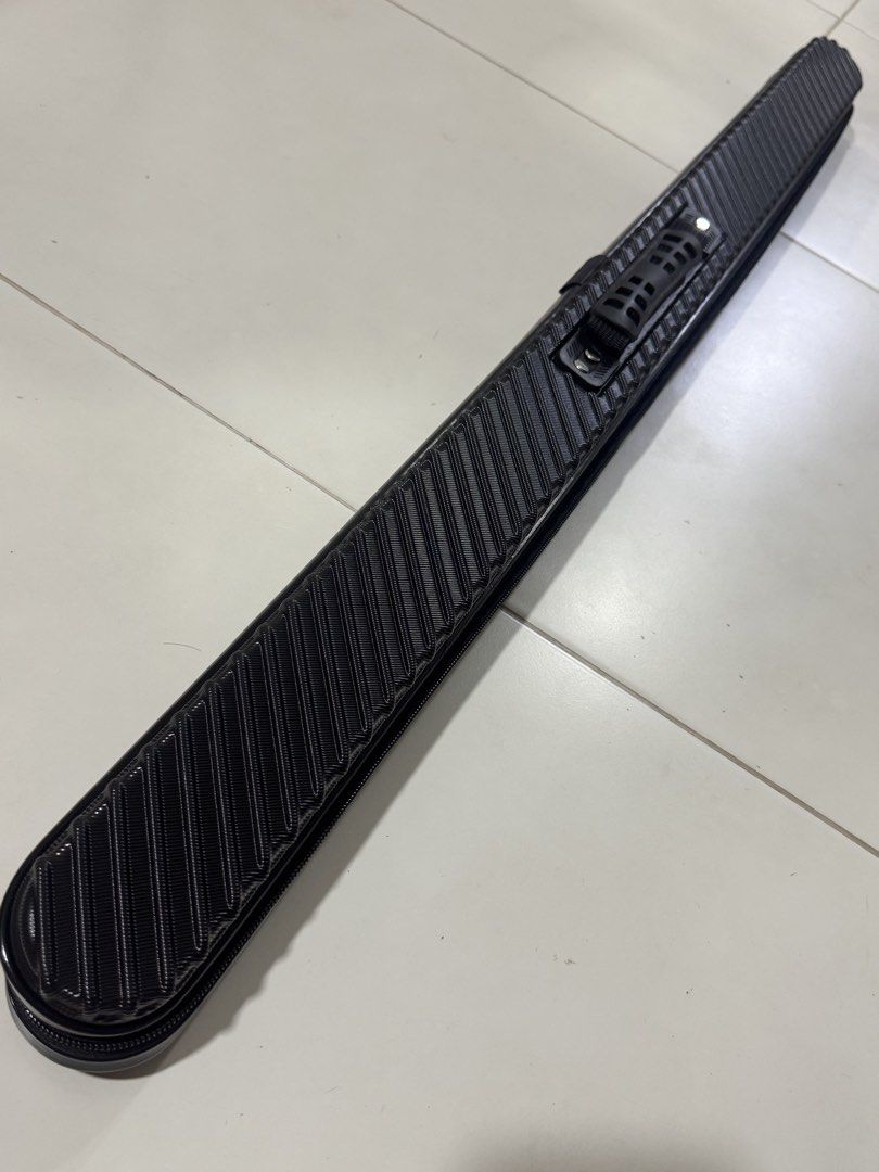 Hard Casing. (Category: Billiards & Bowling) located in Singapore. Submitted by tinghauchi30519 (Listing ID 1466067271, Image 1). Description: Can fit in 1/2 piece or 3/4 cue. Can fit in till 2 cues inside..