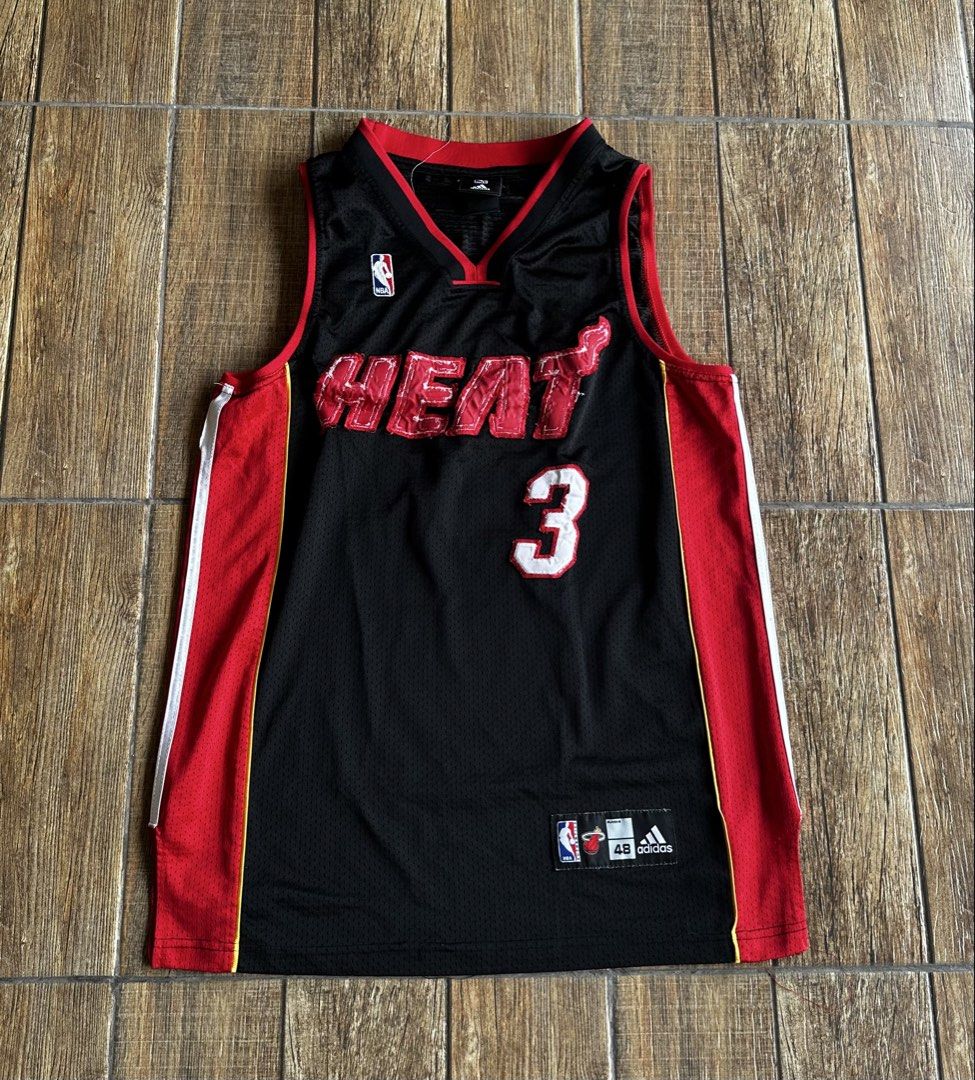 HEAT JERSEY (Category: Activewear) located in Manila. Submitted by urban-vintage_2 (Listing ID 1466020492, Image 1). Description: ISSUE: NONE ( NEED WASH ) MOP :GCASH ( NO COD ) SHIP VIA : LALAMOVE & J&T LOCATION : PASIG CITY LENGTH : 29 WIDTH : 21.