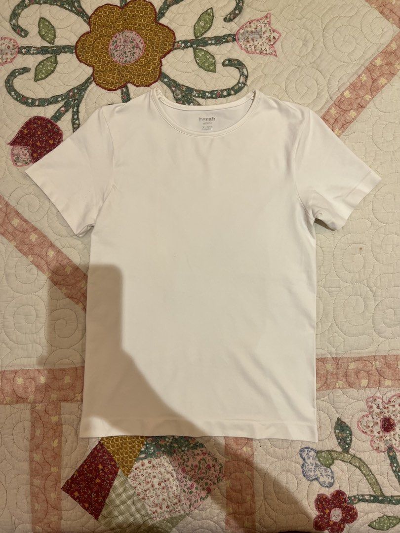 Herah Seamless White Top (Category: Others Tops) located in Quezon City. Submitted by thebuyersarchive (Listing ID 1466005387, Image 1). Description: 🌷in very good condition 🌷medium but fits xs-s better 🌷thick stretchable fabric 🌷13.8(W)x19.5(L) inches 🌷pm me for further inquiries .
