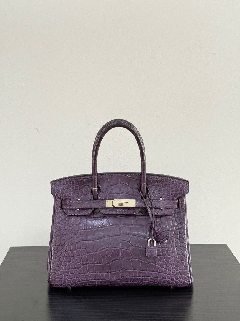 Hermès Birkin 30 Matte Alligator Améthyste x phw （分類：手袋及銀包）位於 Hong Kong。 由 jluxhk 提交（商品編號 1466060435，圖片 1）。簡介： 尺寸/ Size ：30x22x15cm 配件 / Accessories：key, lock, dustbag 新舊程度（因人而異） / New：96% 刻或編碼年份/Stamp or Code：Stamp Square O 本店商品編號：261005CKK 人手量度有可能存在1-2cm誤差，以實物為準 (非門市現貨) 如確定要需80%訂金，5-6天到貨後到觀塘店交收及付尾款。 (Pre-order Only) 80% deposit required to confirm. Arrives in 5-6 days. Pick up & settle balance at Kwun Tong store. 📦 Worldwide Delivery 💳 Secure