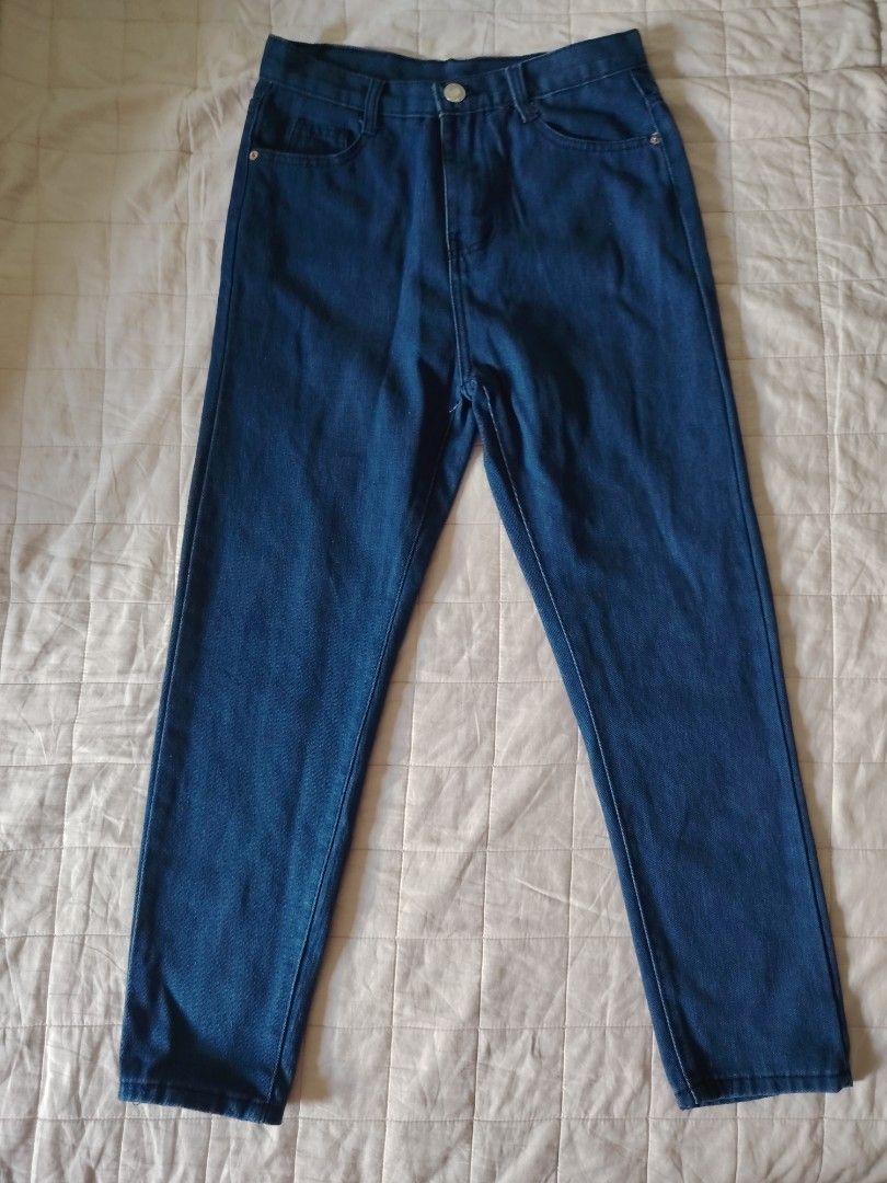 High-Waisted Mom Jeans (Category: Jeans) located in Tarlac. Submitted by your_finds (Listing ID 1466034647, Image 1). Description: Description: - Size 27 on tag - Color blue - 4 pockets (2 sa harap at 2 sa likod) Condition: 10/10 / Excellent condition Medida size (inch) Waist: 28/29 Length: 37.