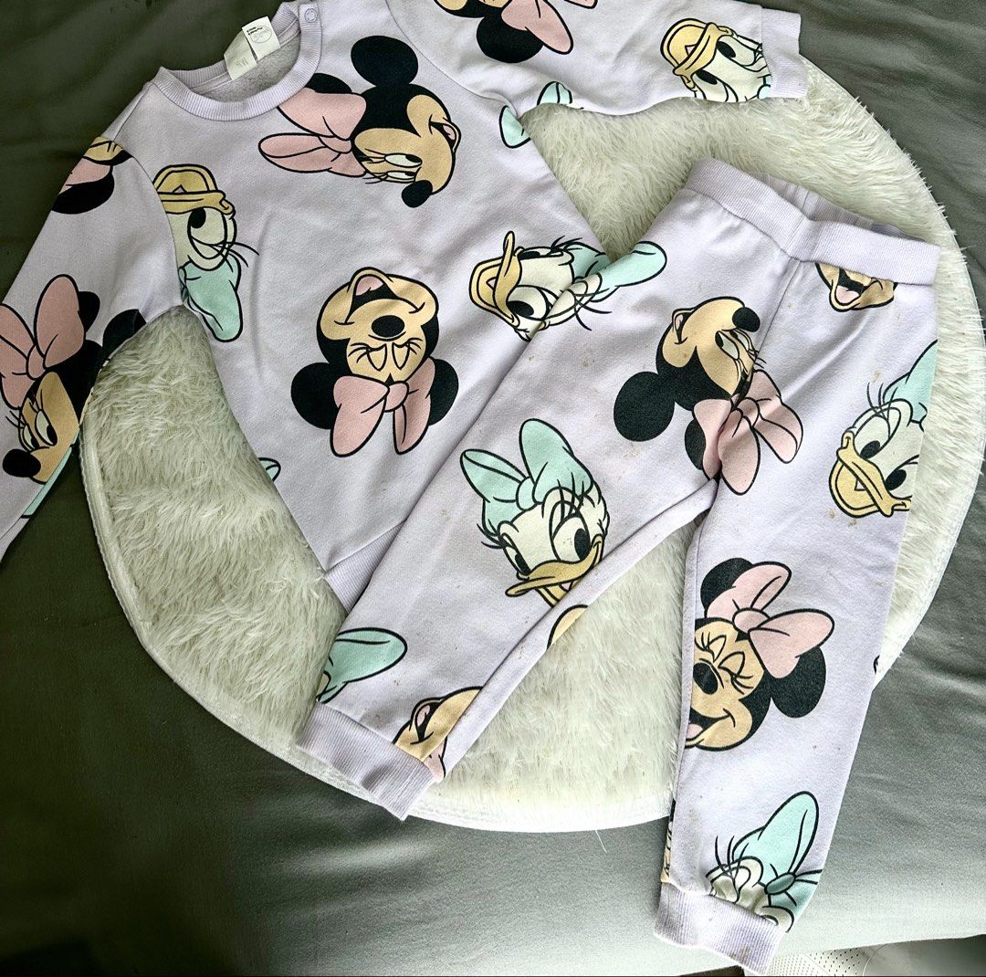 H&M 2-piece Minnie Mouse sweatshirt set (Category: Babies & Kids Fashion) located in Paranaque City. Submitted by joycexu00 (Listing ID 1466035949, Image 3). Description: H&M 2-piece Minnie Mouse sweatshirt Set Size on tag: 1.5y - 2y Color: Purple May minimal stain ang pants, I don’t know how to remove it. .