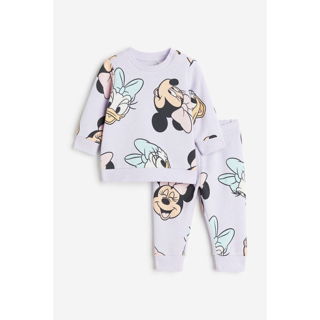 H&M 2-piece Minnie Mouse sweatshirt set (Category: Babies & Kids Fashion) located in Paranaque City. Submitted by joycexu00 (Listing ID 1466035949, Image 1). Description: H&M 2-piece Minnie Mouse sweatshirt Set Size on tag: 1.5y - 2y Color: Purple May minimal stain ang pants, I don’t know how to remove it. .