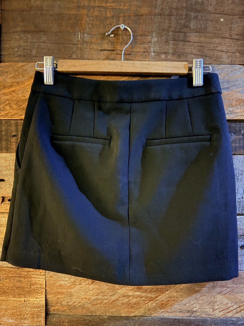 H&M Black Mini Skirt Size US 2 (Category: Skirts) located in Quezon City. Submitted by makingroomfinds (Listing ID 1466074103, Image 2). Description: - Brand: H&M - Color: Black - Size: EUR 34 / US 2 - Fit: Tailored fit with clean lines and clean waistline - Details: Structured seams and back welt pockets - Condition: Excellent - Style: Classic wardrobe staple, versatile for casual or formal wear.
